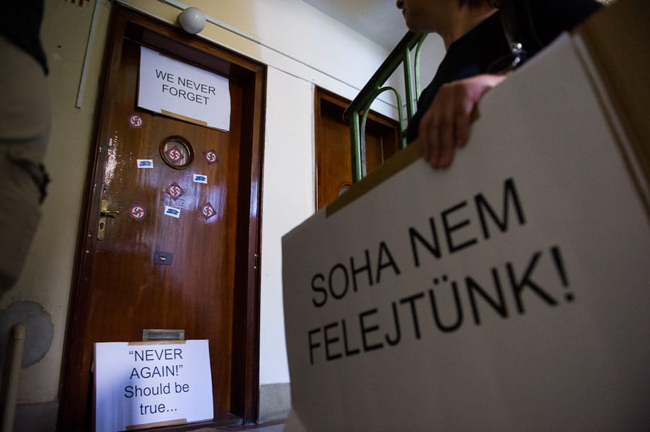 Flashmobot tartottak a náci háborús bűnös Csatáry lakásánál