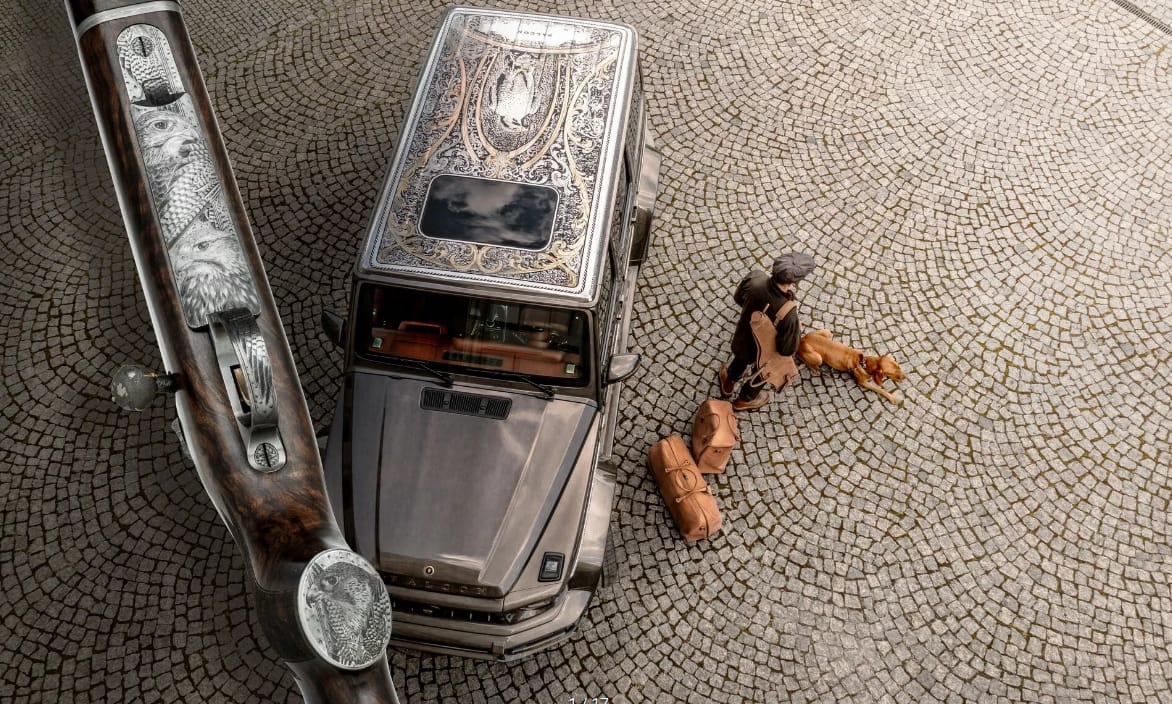 Díszes vadászpuska is jár a puccos új Mercedes G-osztály mellé