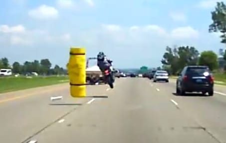 Ezért veszélyes, ha egy autóról leesik valami – videó
