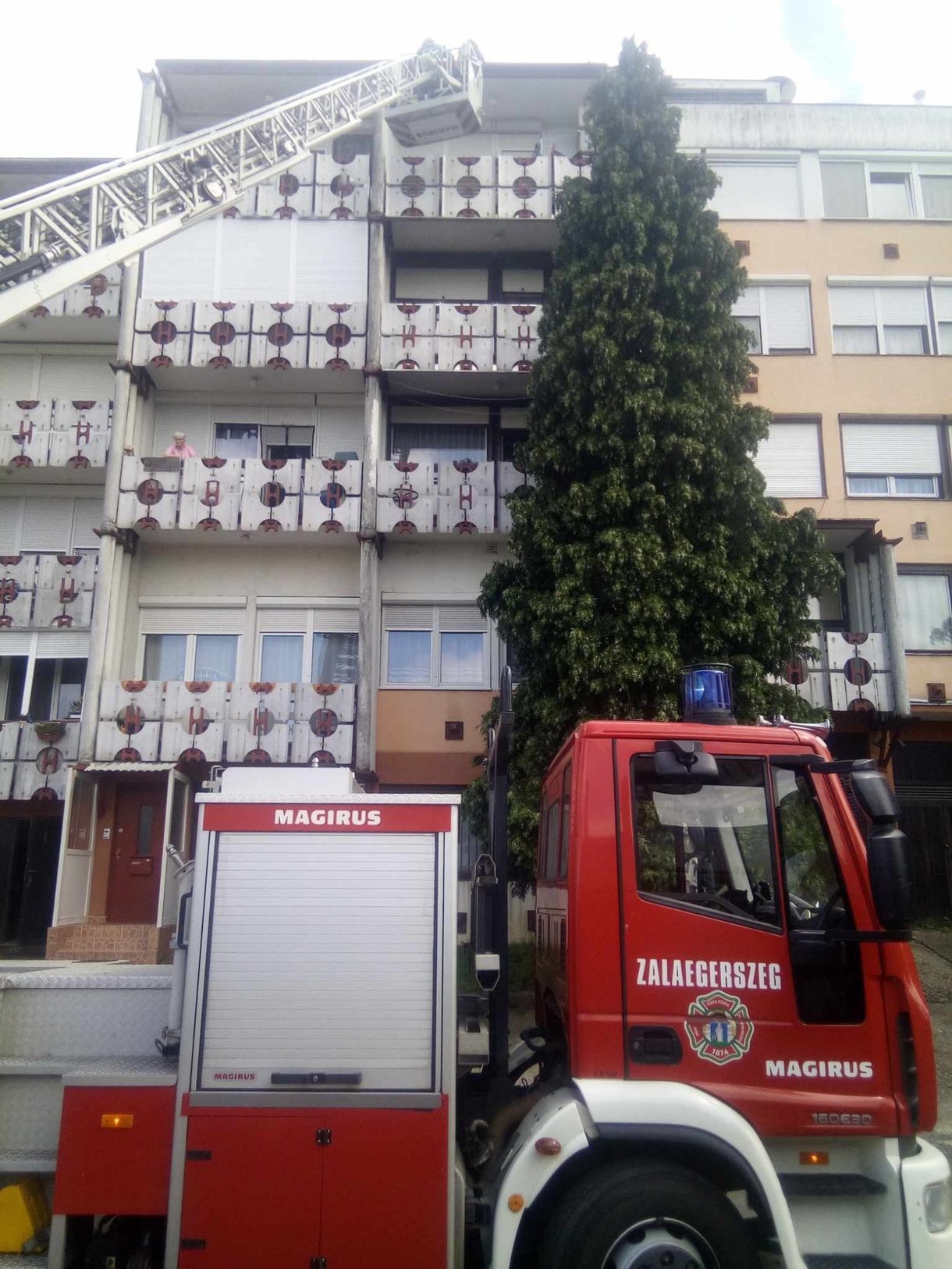 Tűzoltók szabadították ki a kétéves gyermeke által az erkélyre kizárt anyát