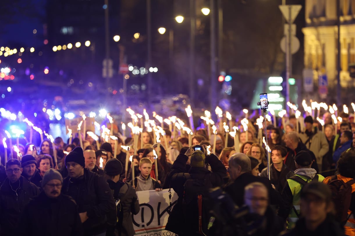 Újabb tüntetés: a Szent Gellért téren gyűltek össze a kegyelembotrányra emlékezők