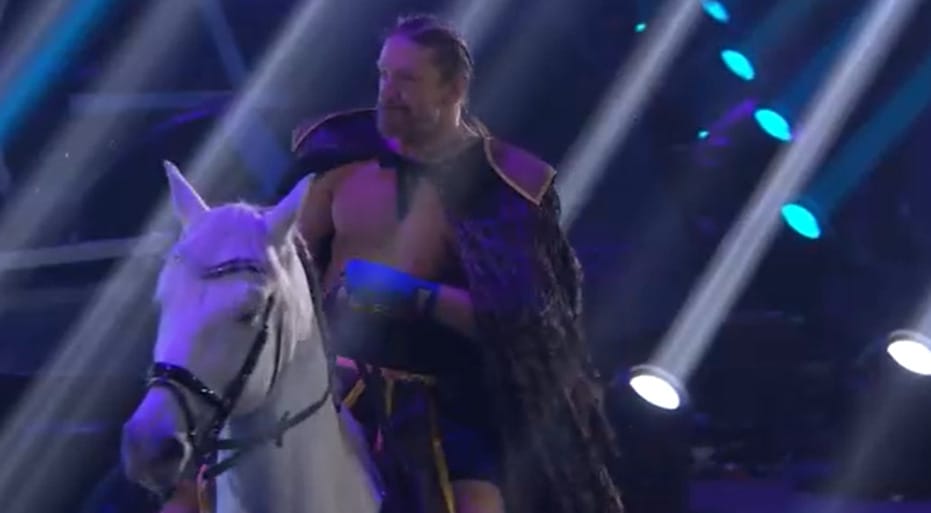 Pintér Tibor lóháton vonult be a bokszmeccsére, ahol zabolátlan csődörként konferálták fel
