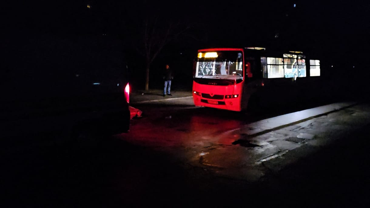 Drónnal támadtak egy helyi buszjáratra Herszonban az oroszok