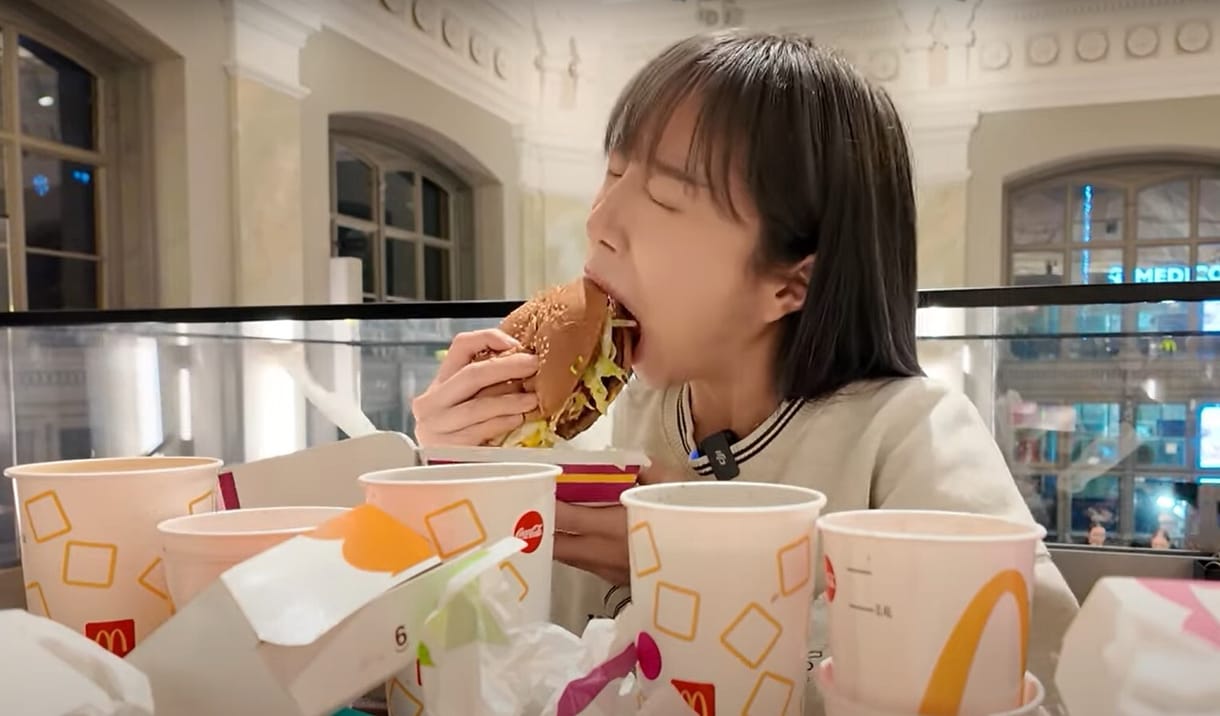 Bevert 10 hamburgert a koreai nagy zabáló influenszer a Nyugati téri Mekiben, de nem lakott jól