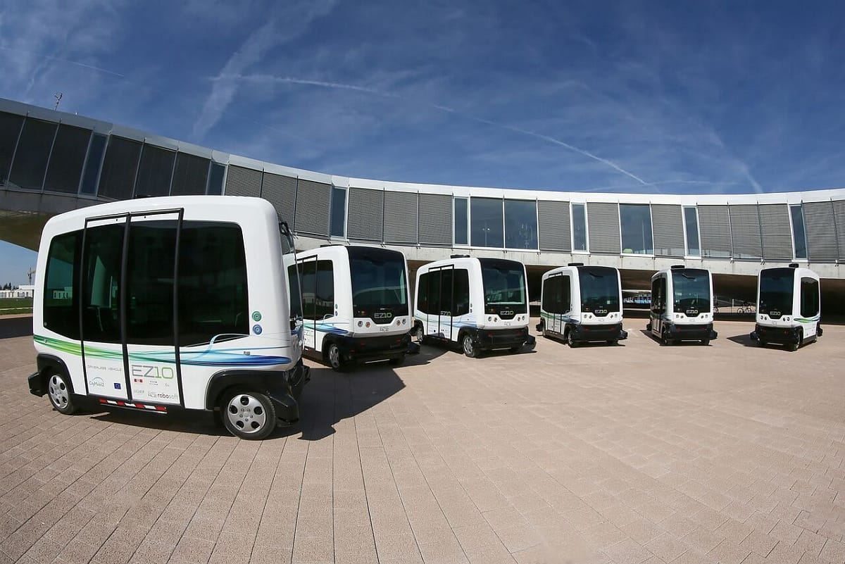 Hat ember utazott a buszon, amelynek már nincs vezetője - fotók