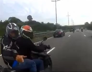 Észvesztő menekülést mutatott be egy motoros, akit megtámadtak – videó