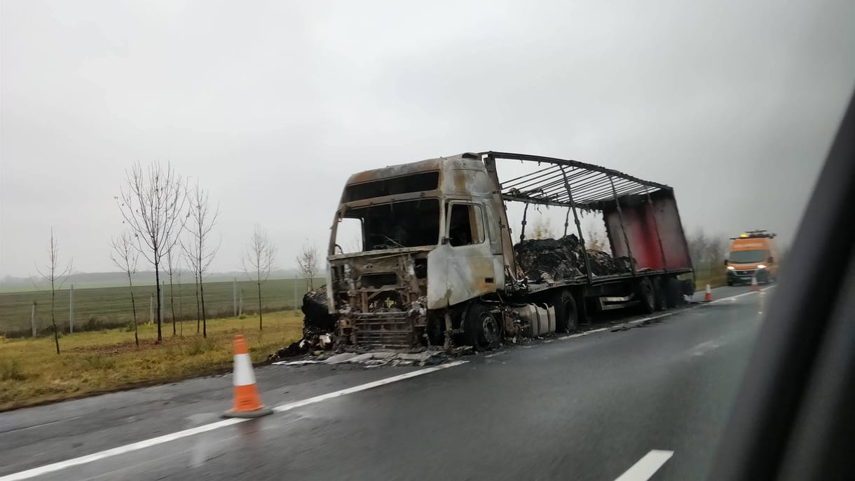 Fotók: Kiégett kamion árválkodik az M3-as autópályán