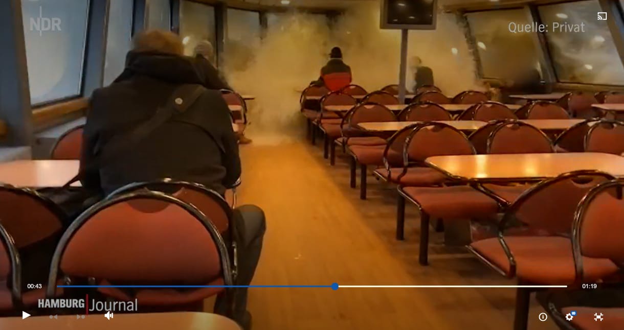 Videóra vették, ahogy nyakukba kapják a hullámot egy hamburgi vízibusz utasai