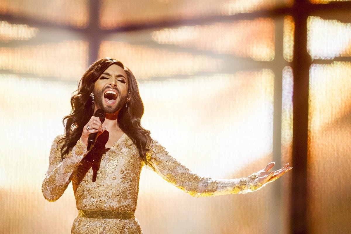 Conchita Semjén szemébe nevet