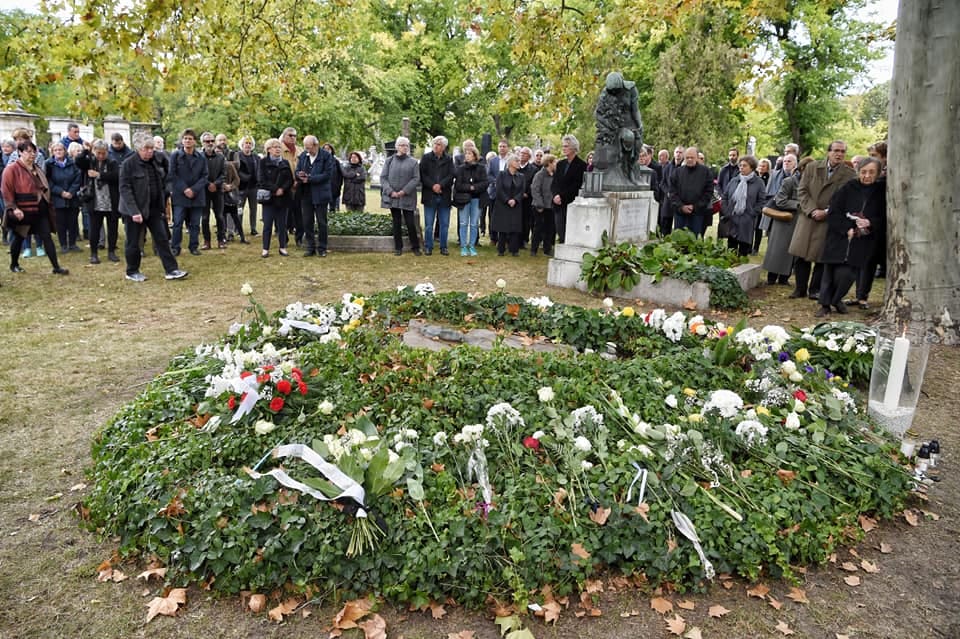 Pályatársak, politikusok, SZDSZ-alapítók – több százan emlékeznek Rajk László sírjánál