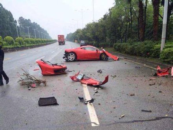 Nem nehéz ripityára törni egy Ferrari 458 Italiát