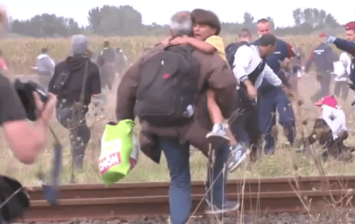 Újabb videó: A felrúgott szír férfi el tudott menekülni zokogó gyerekével