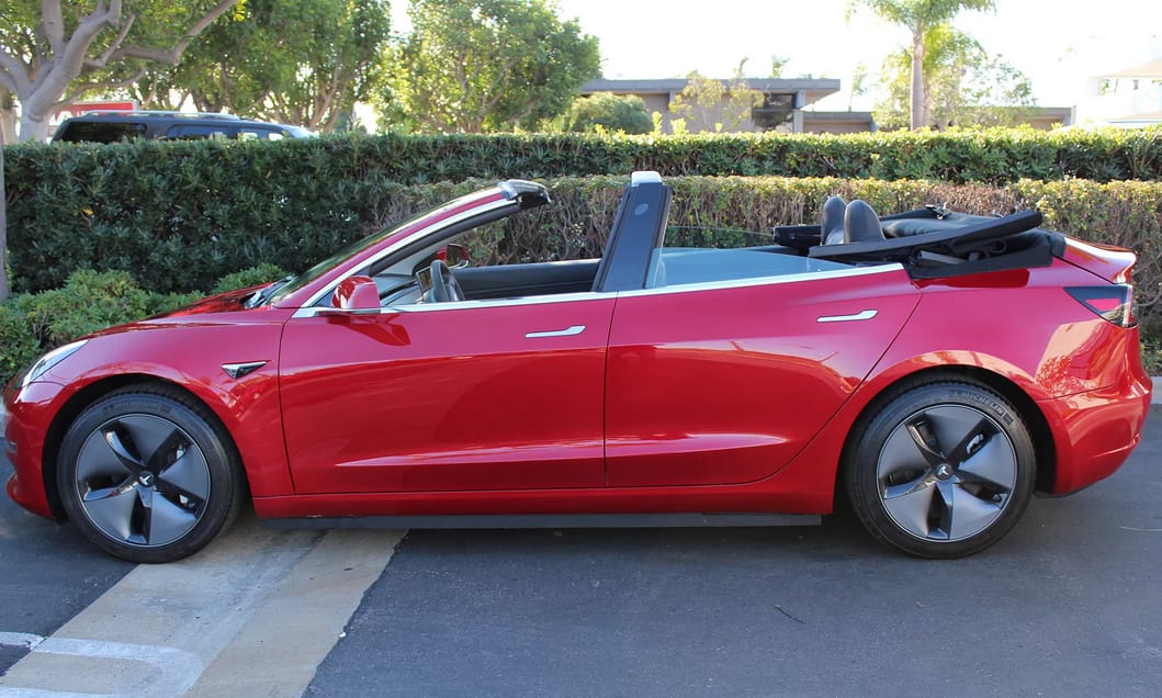 Csendben kabriózni: itt a nyitható tetős Tesla Model 3