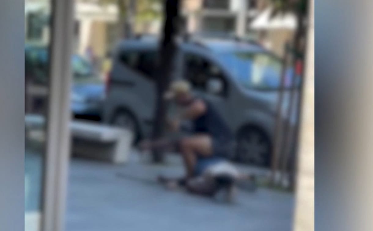 A járókelők csak videózták, ahogyan fényes nappal, a nyílt utcán megölnek egy nigériai kéregetőt Olaszországban