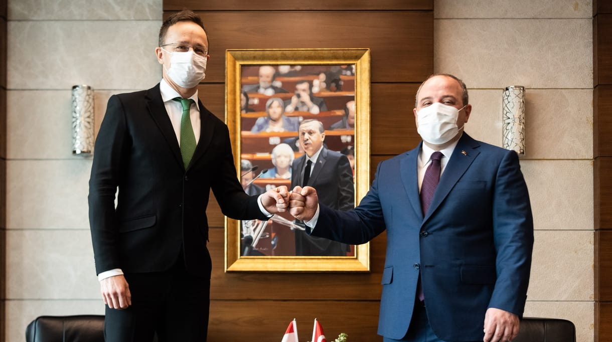 Szijjártó: Törökország örülne, ha segítenénk tesztelni a vakcinájukat