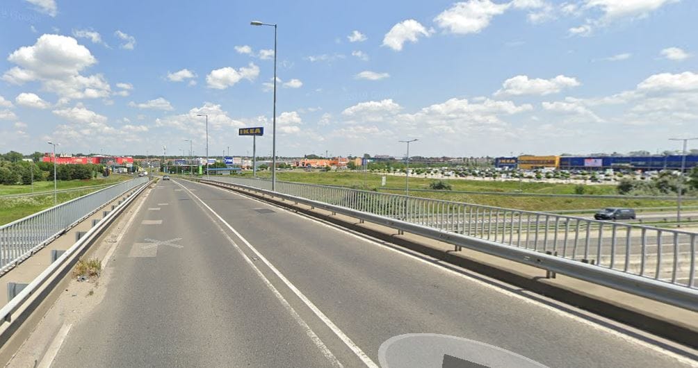Annyira bosszant egy balesetveszélyes kátyú egy autóst, hogy inkább befoltozná maga