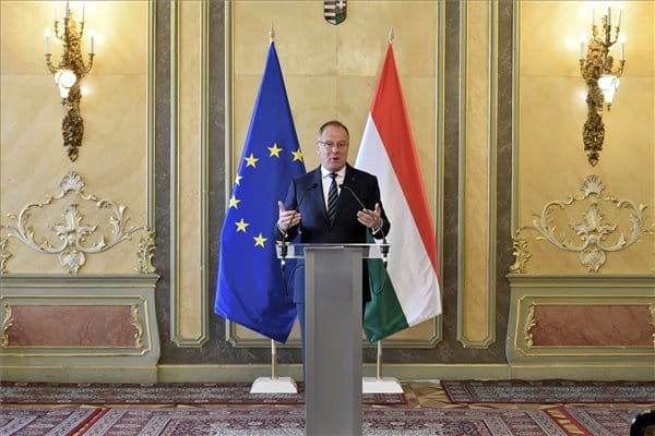 Baki vagy bukta? Lázár, Navracsics, Szijjártó és a két Varga is elfelejtheti másodállását