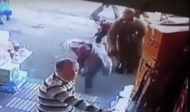 Videó: Csúnyán elbánt egy nő a zaklatóval