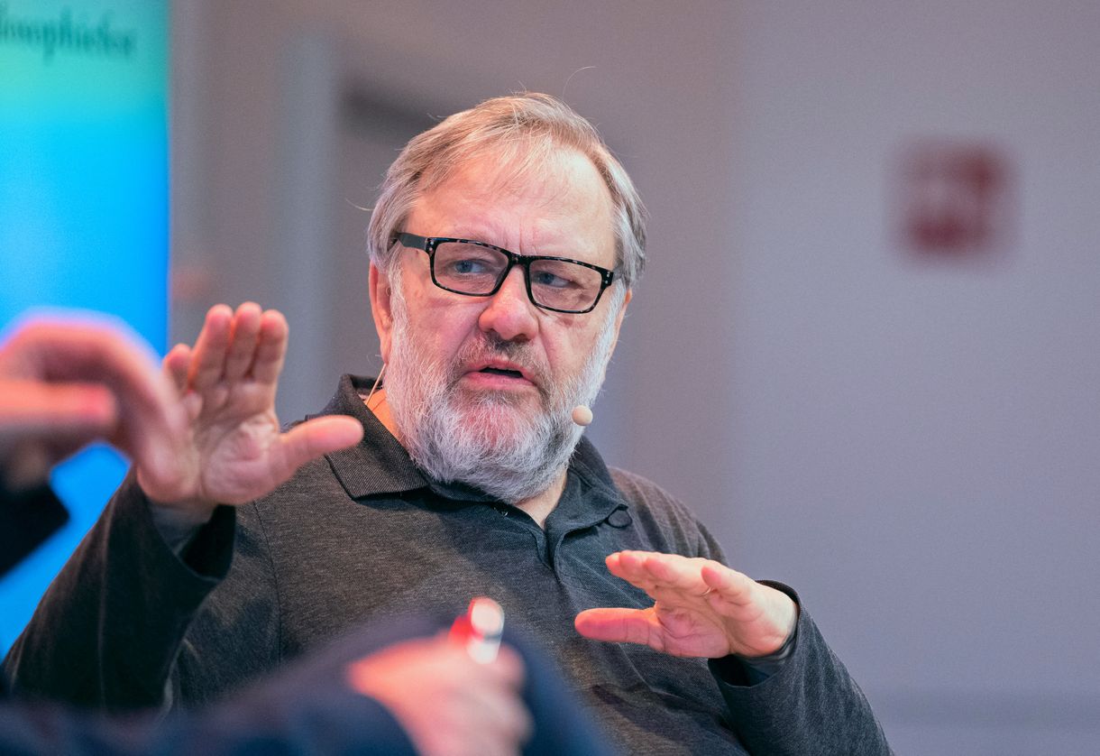 Slavoj Žižek filozófus büszke arra, hogy egy ukrán katona a fronton az ő könyvét olvassa, de aggódik 
