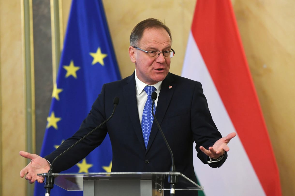 Navracsics: A kormány kész kivonulni az egyetemi kuratóriumokból
