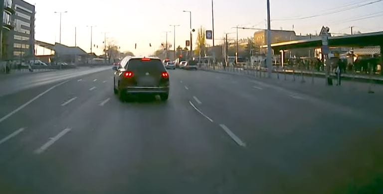 Az Örs vezér téren mutatott be egészen hajmeresztő trükköt egy autós - videó