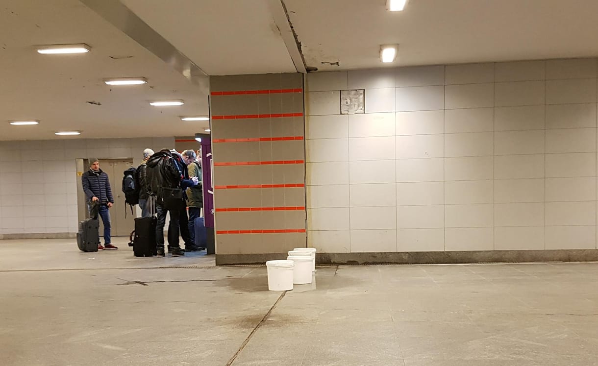 Tényleg örökre ott maradnak a vödrök a Baross téri aluljáróban?