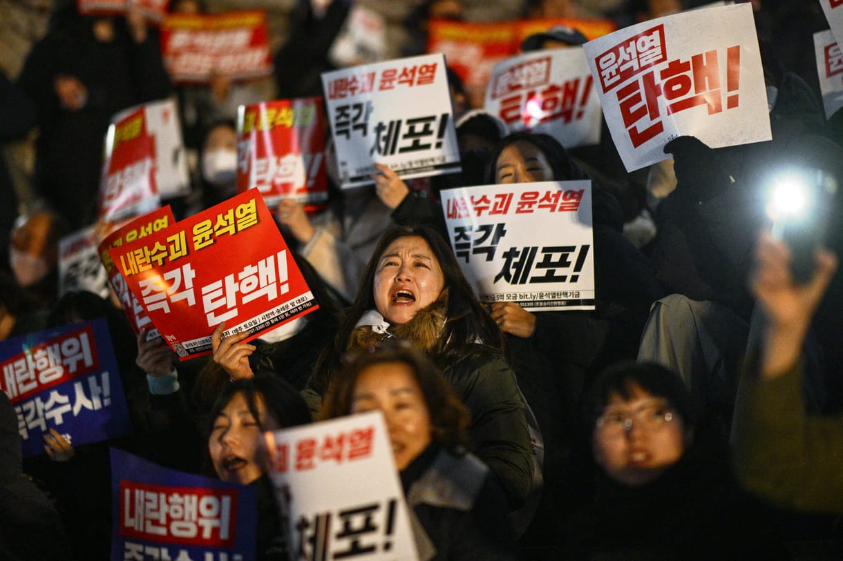 Dél-Korea elmúlt 24 órája: amikor annyira utál mindenki, hogy csak az önpuccs tűnik megoldásnak, de még az se sikerül