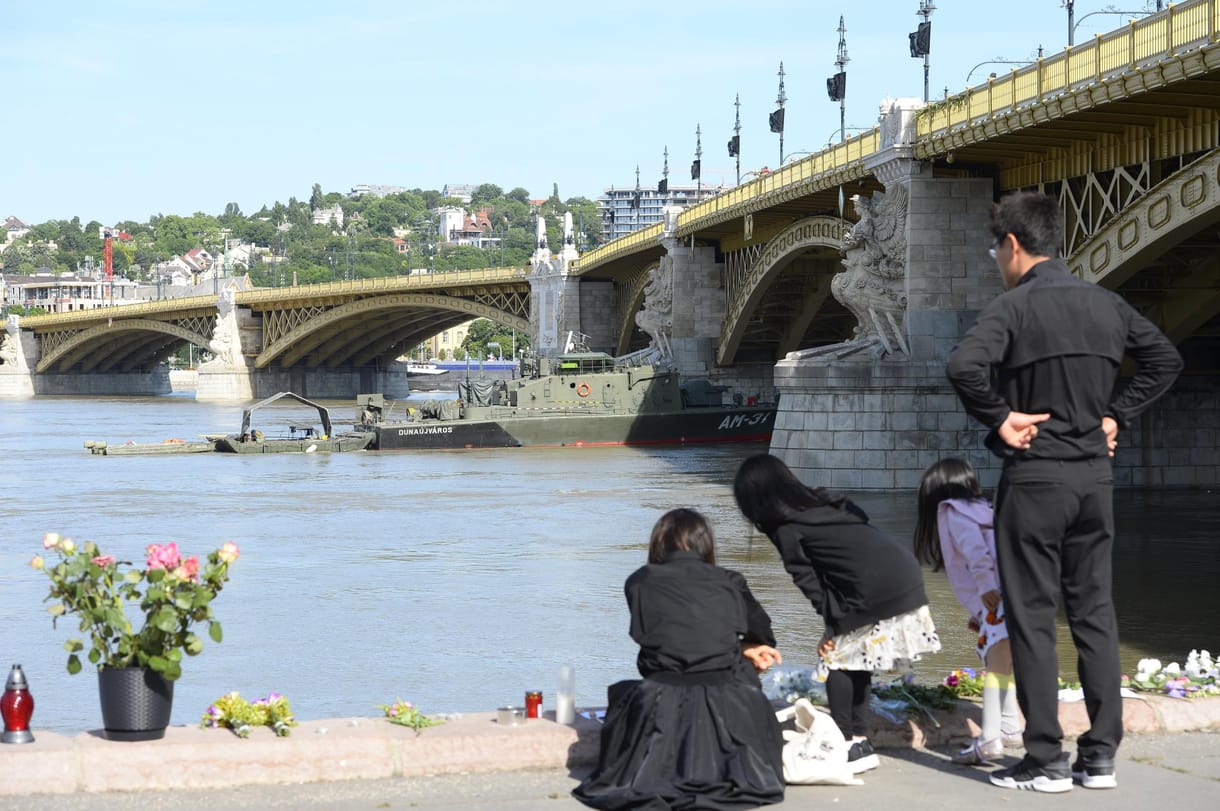 Dunai hajóbaleset: fekete-zászlók a Margit hídon, mécsesek a parton