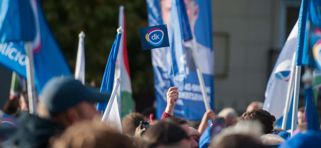 Úgy ütöttek meg egy DK-s képviselőjelöltet Jászapátiban, hogy elvitte a mentő