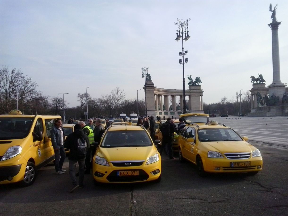 Az amerikai nagykövetségnél is demonstráltak a taxisok