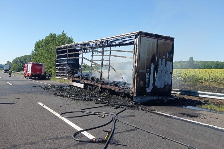 Kiégett kamion miatt zárták le az M6-os autópálya Pécs felé vezető oldalát