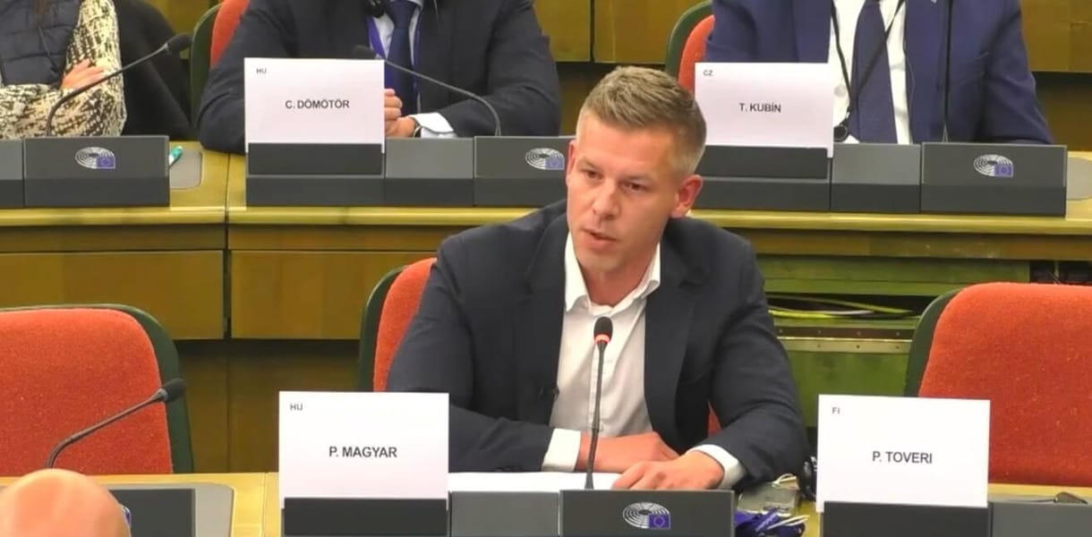 Magyar Péter megszavaztatja, hogy maradjon-e képviselő az Európai Parlamentben