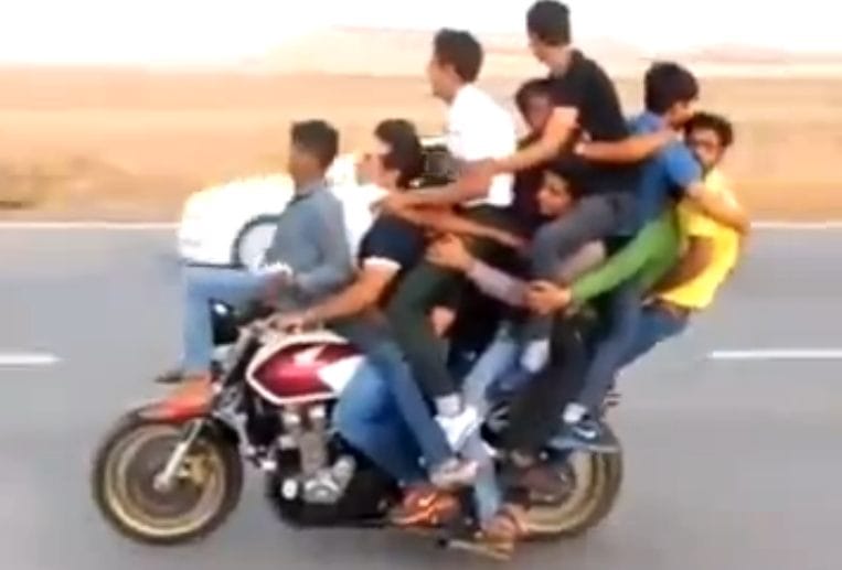 Videó: Vajon utaztak valaha ennyien egy ilyen kis motoron?