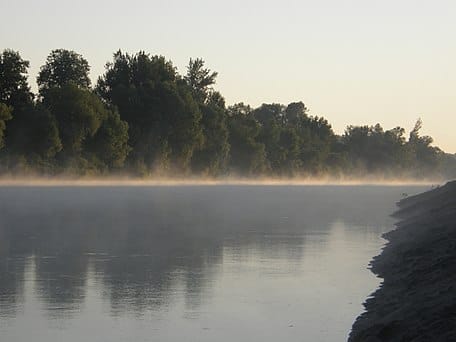 Tizenkét, pillepalackokon lebegő hajóval kezdték el gyűjteni a hulladékot a Tisza-tónál