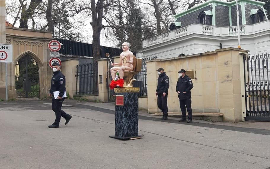 Pucér putyint ültettek arany wc-re a prágai orosz nagykövetség előtt