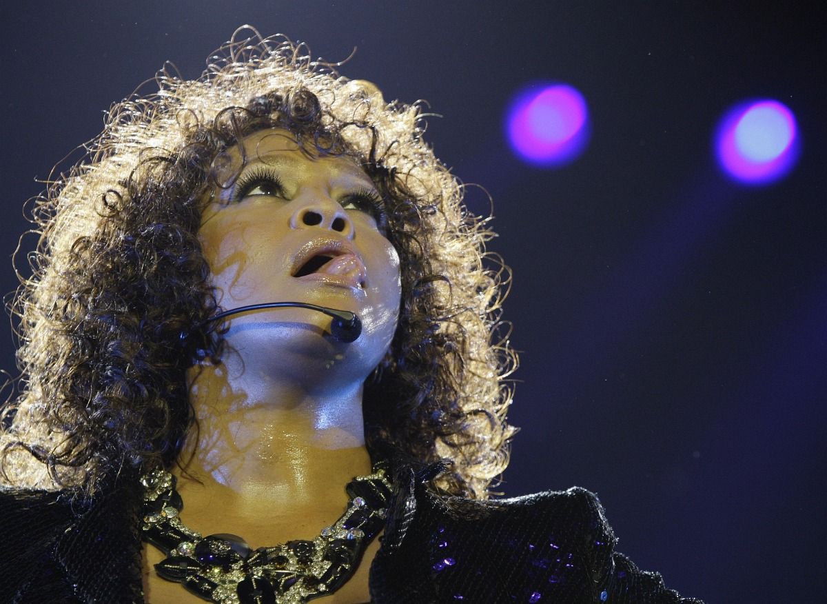 Meghalt Whitney Houston
