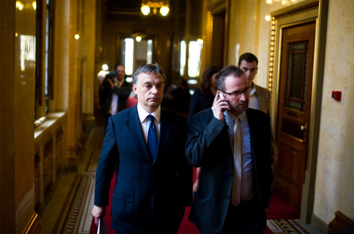 Több mint harcostárs: sok ponton összefonódik Orbán és Szájer kapcsolati hálója