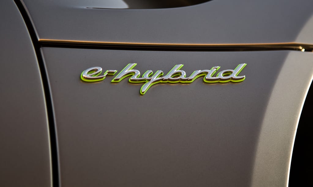 Zöld rendszámot kaphat a 680 lóerős Porsche terepjáró