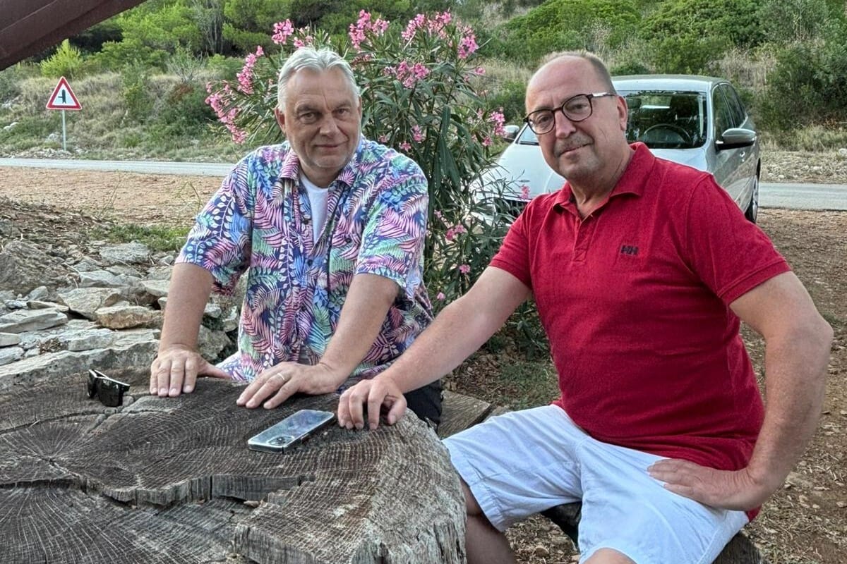„Magyar–magyar csúcs az Adrián!” – Orbán Viktorról újabb fotóval bizonyítanák, hogy nagyon dolgozik a szabadsága alatt