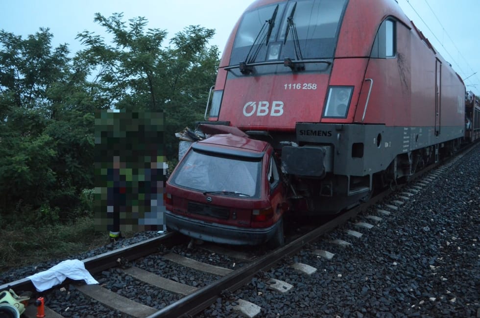 Railjet gyűrt fel egy Opelt, vádat emelhetnek a sofőr ellen – fotók