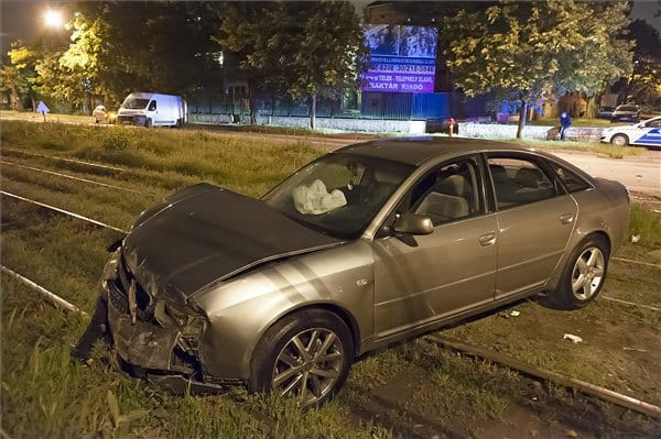 Fotók: a síneken landolt egy autó Budapesten