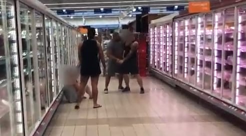 Egymásba kapaszkodott két izmos férfi a Tescóban, de ebben nem volt romantika – videó