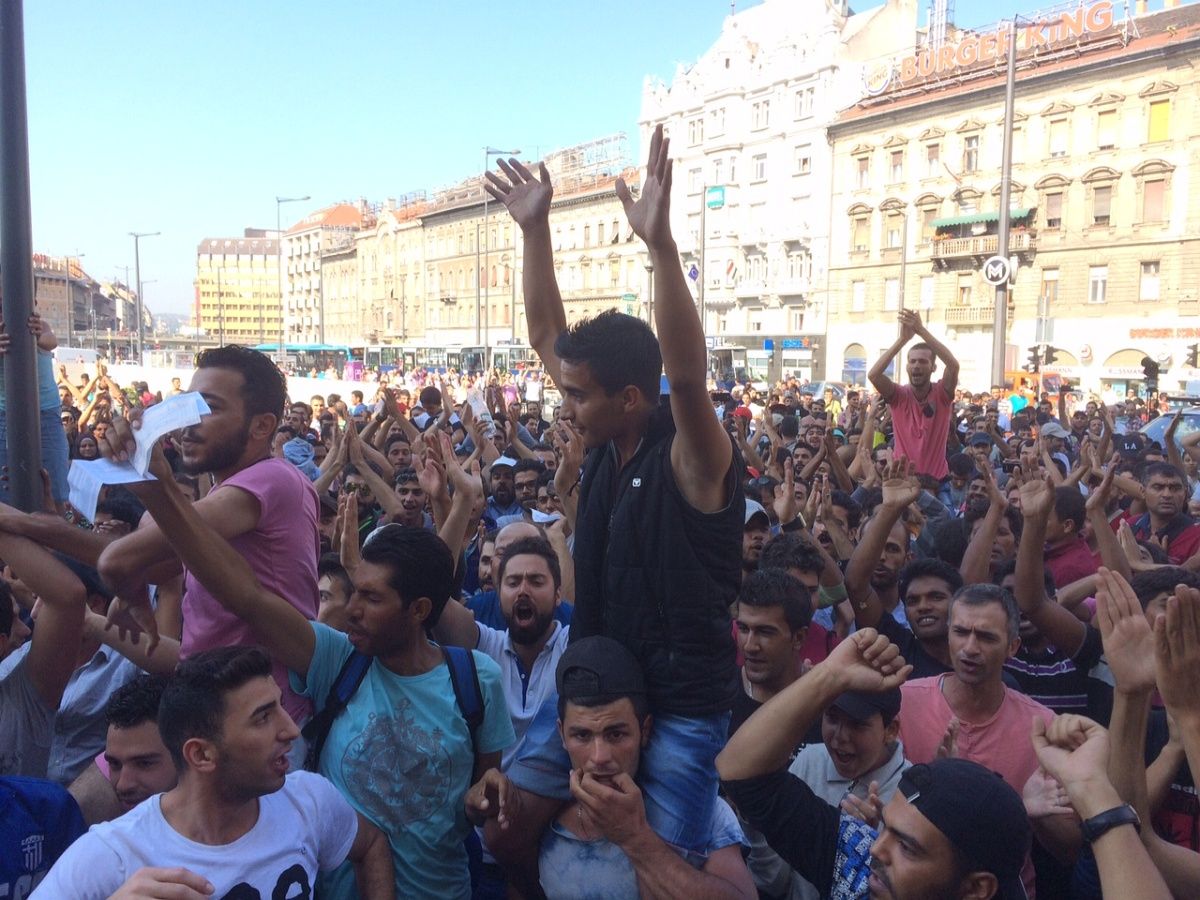 Külföldi stáboknak nyilatkoztak a menekültek a magyarokról a Keleti előtt