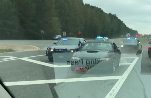 Testközelből vette fel a sofőr, hogy az amerikai rendőrök lekapcsolják a menekülő autóst – videó