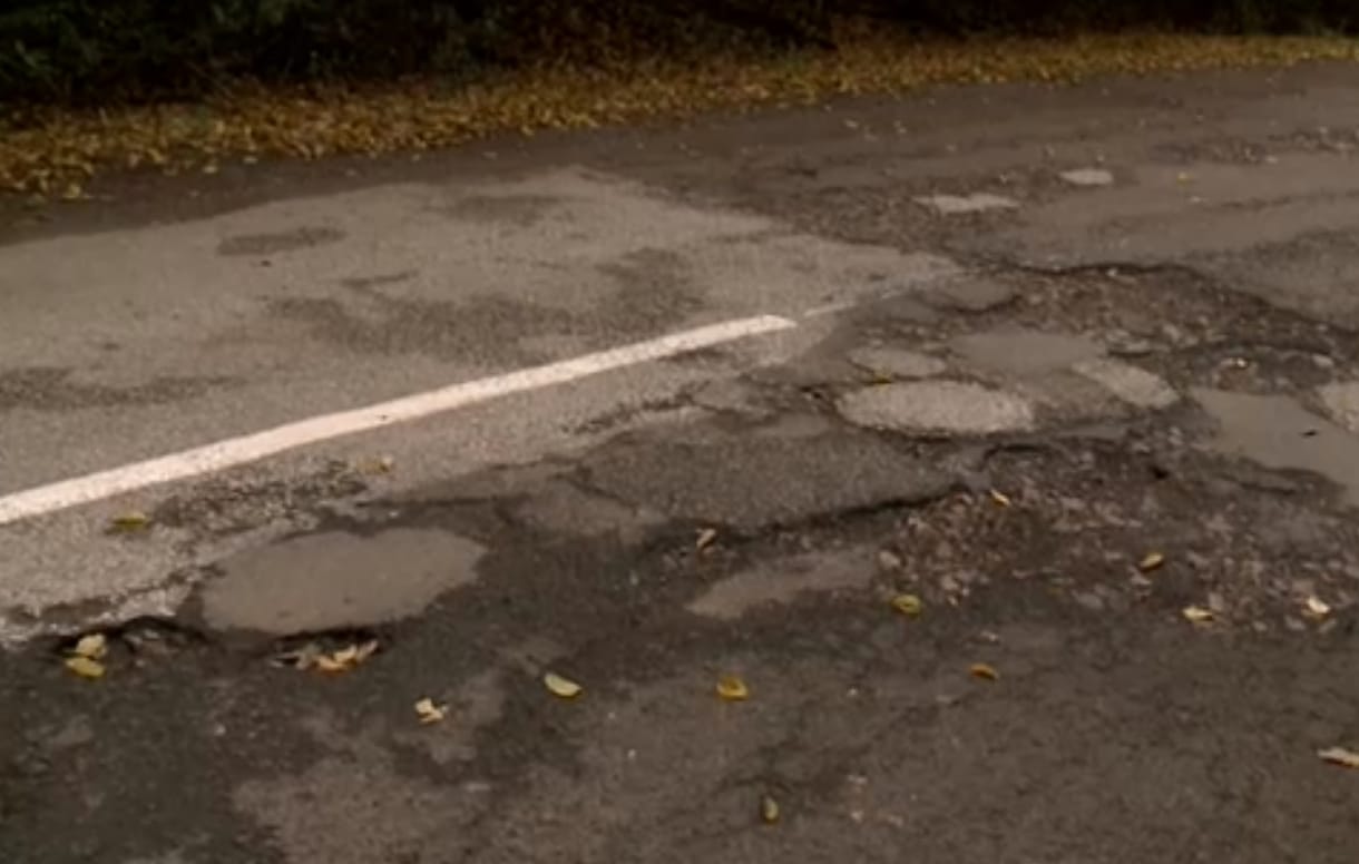 Újabb magyar település életét nehezítik a kátyúk