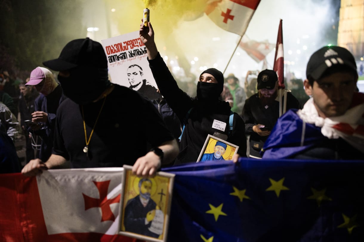Ellenzéki tüntetéseket támogató aktivisták lakásán razziázott a grúz rendőrség