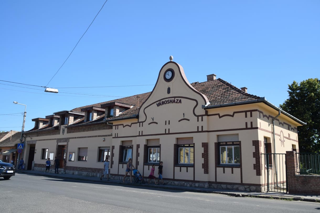 Nem fogadta el a budakalászi polgármester a búzavirágozó jegyző lemondását