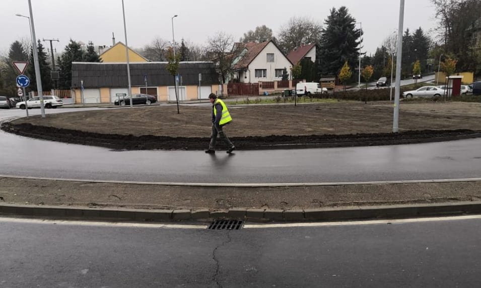 A nap fotói: pár napos körforgalmat tett tönkre egy teherautó