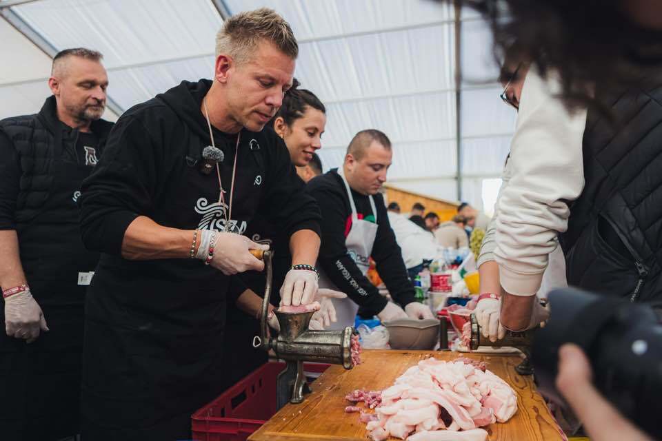 Magyar Péter olyan rendezvényen bukkant fel, ami korábban elképzelhetetlen volt Orbán nélkül
