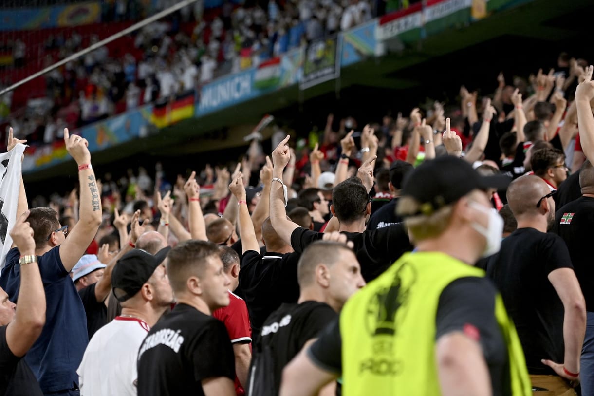 A magyarok minden meccsén homofób rigmusokat skandáltak a drukkerek, ezért büntetett az UEFA